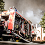 Großbrand einer Sportanlage mit angrenzendem Restaurant und Wohnungen in Rüsselsheim